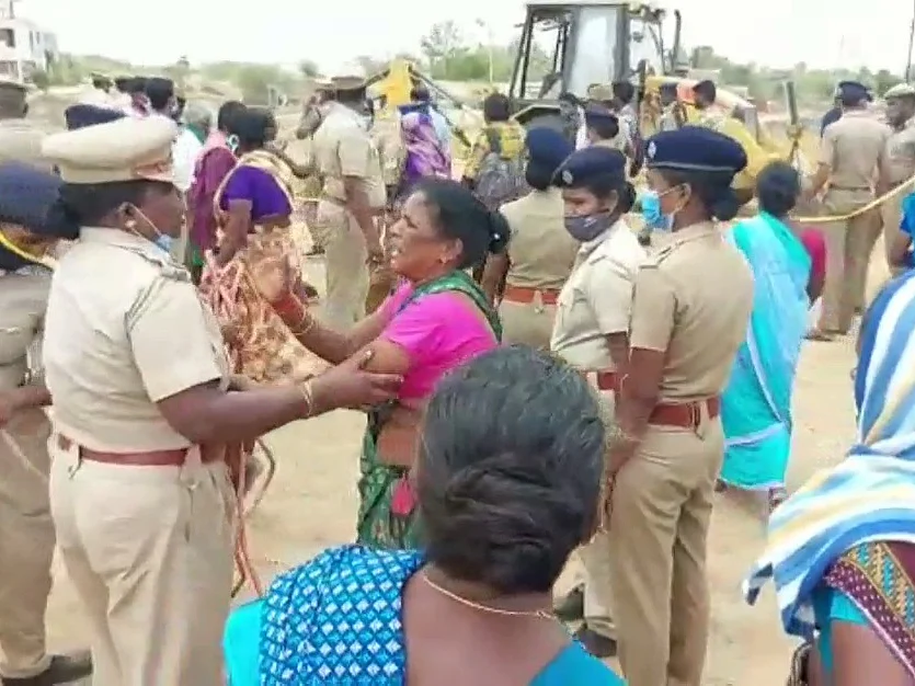 புதுக்கோட்டை:`தேர்தல் முடிந்ததும் ஆரம்பிக்கிறாங்க!’-அடுக்குமாடிக் குடியிருப்புக்குக் கடும் எதிர்ப்பு