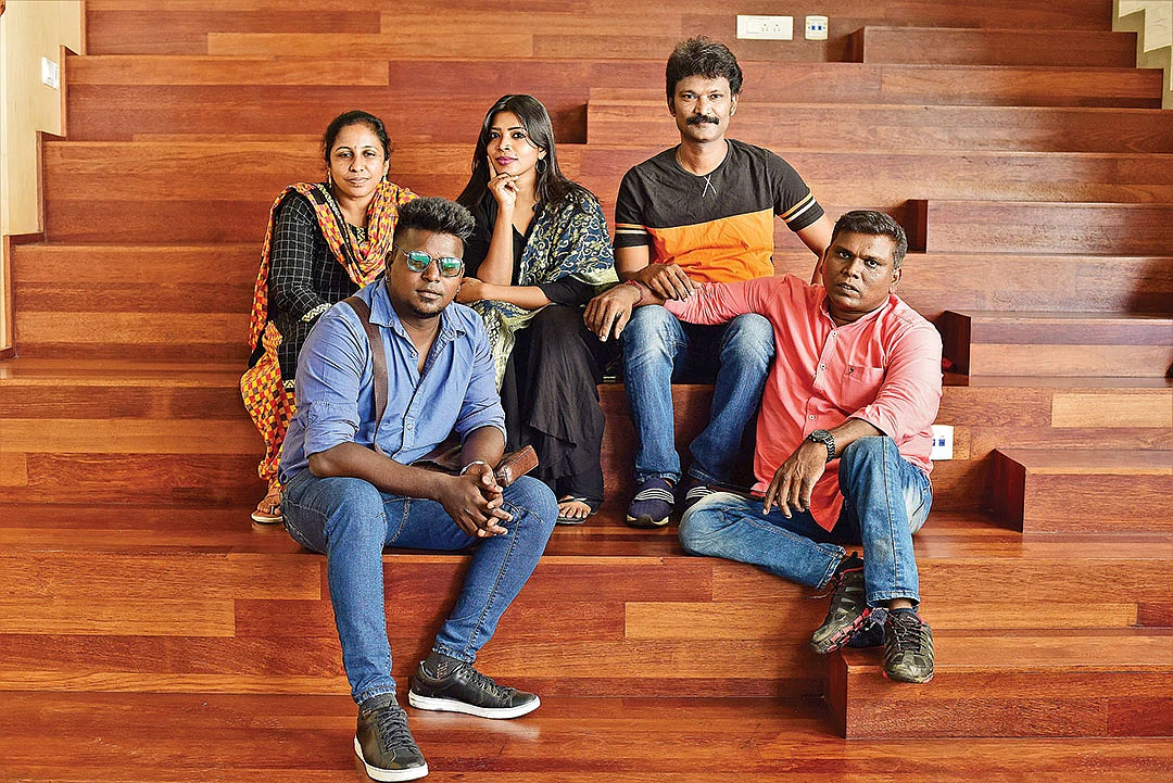 இந்தப் பாடலை எழுதிக்கொண்டிருப்பவர்...