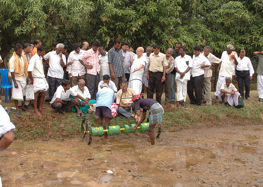 ‘நேரடி நெல் விதைக்கும் கருவி’ பயிற்சி வகுப்பின்போது பேசும் எஸ்.பாலசுப்ரமணியன்