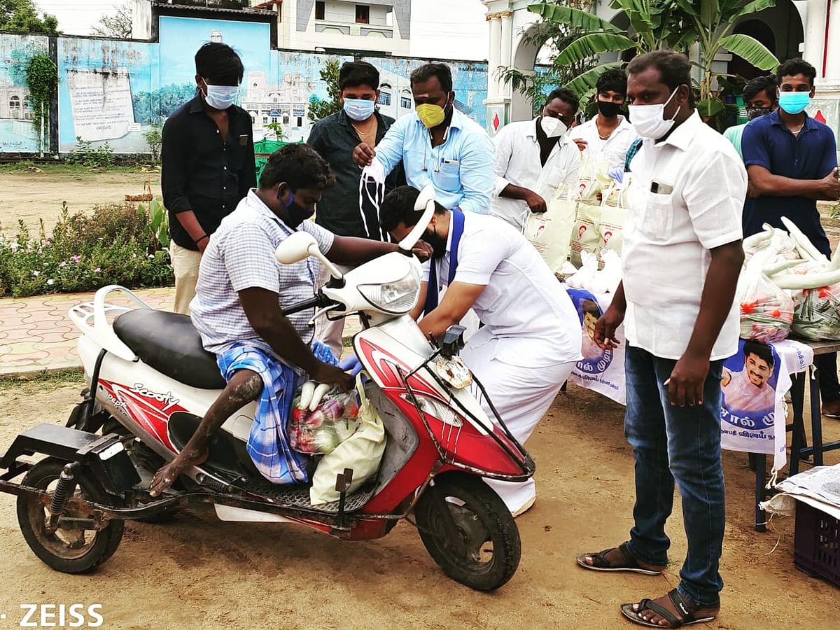 ஊரடங்கு: 50 மாற்றுத் திறனாளிகளுக்கு நிவாரண உதவி வழங்கிய விஜய் ரசிகர்கள்!