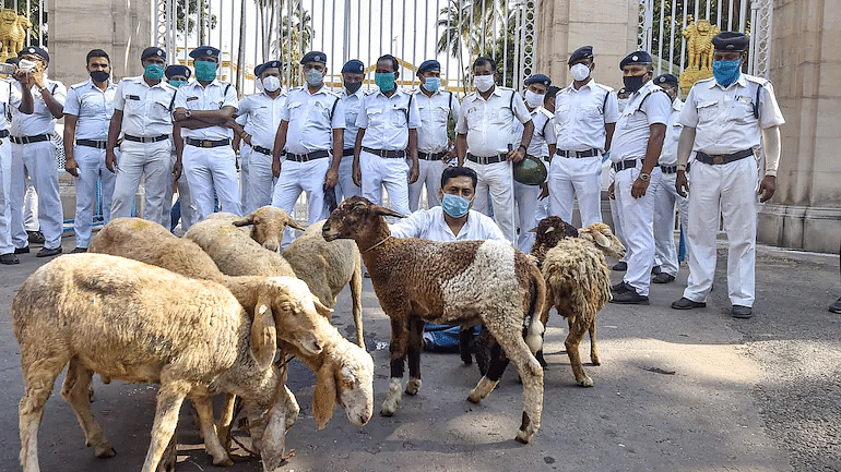 ஆளுநர் மாளிகை முன்பு