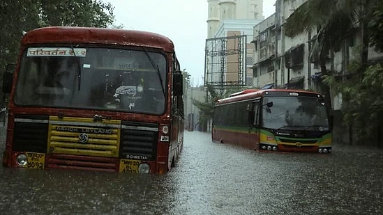 மழைநீரில் சிக்கிய பஸ்