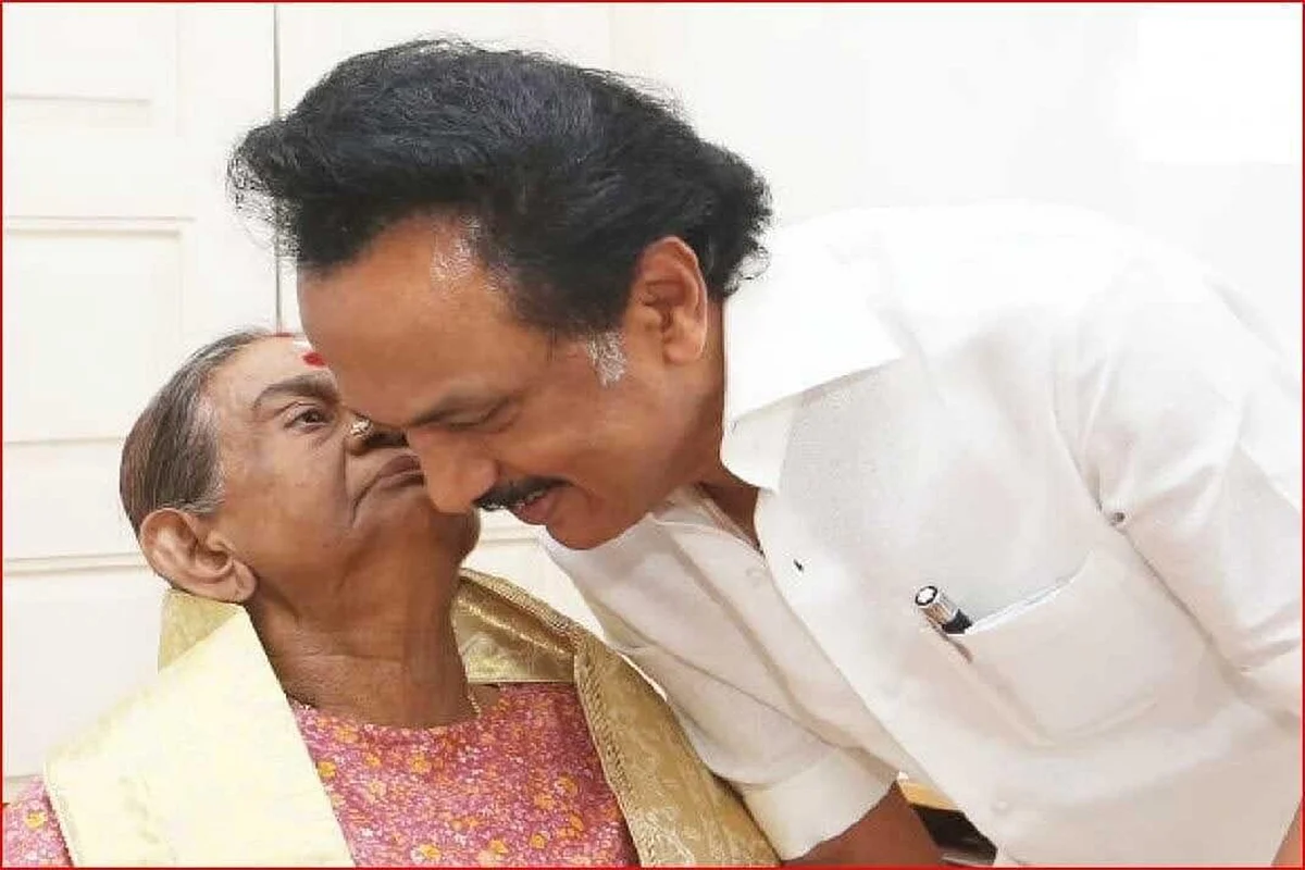 மிஸ்டர் கழுகு: முத்தமிட்ட தயாளு அம்மாள்... கண்ணீர்விட்ட ஸ்டாலின்!