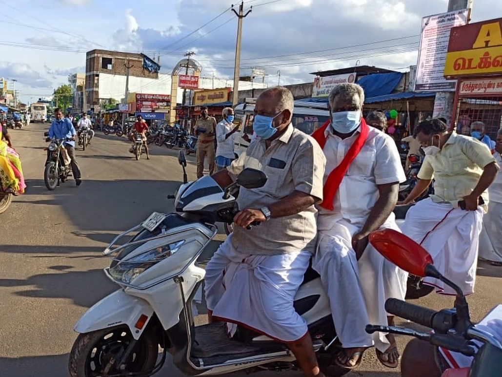 திருவாரூர்: `மூன்று சிறார்களைத் தேடிச் சென்ற எம்.எல்.ஏ!’ - நெகிழ்ந்த ஊர் மக்கள்