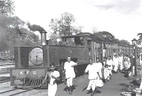 ரயிலில் வந்திறங்கும் பயணிகள்