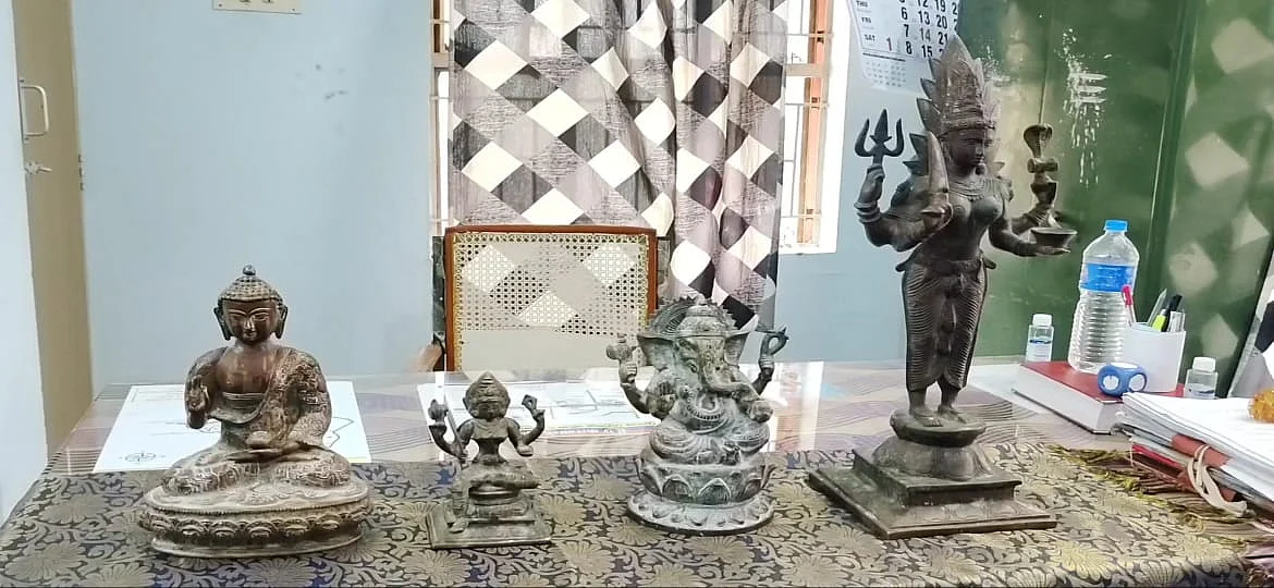 பறிமுதல் செய்யப்பட்ட சிலைகள்