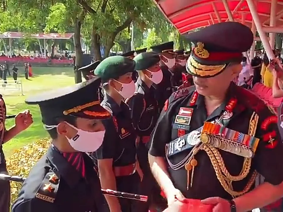புல்வாமா தாக்குதலில் உயிரிழந்த கணவர்; கார்ப்பரேட் வேலையை உதறி ராணுவத்தில் இணைந்த மனைவி!