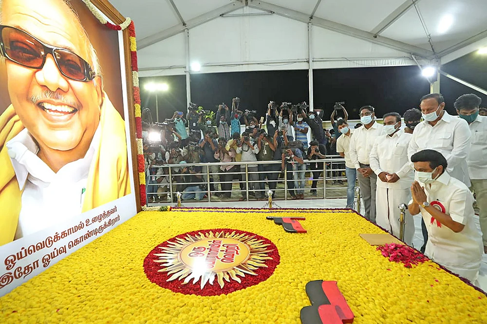 தங்கக் கிரீடம்... முள் சிம்மாசனம்!
