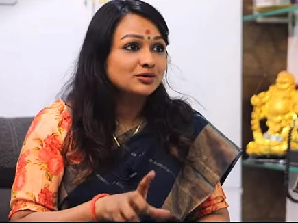 'கையில கிடைச்சதை எடுத்து அடிப்பார்' - சாந்தினி | அ.தி.மு.க முன்னாள் அமைச்சர் மீது புகார்