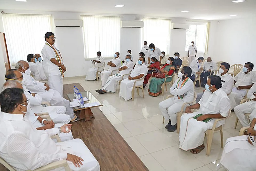 மிஸ்டர் கழுகு: அ.ம.மு.க-வை உடைக்க அசைன்மென்ட்! - எடப்பாடி வியூகம்...