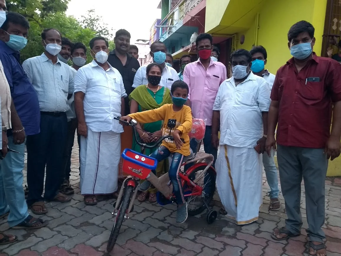 சைக்கிள் பரிசளித்த திமுகவினர்