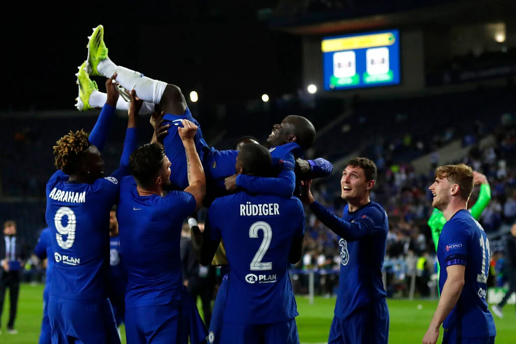 Chelsea players throwing Kante up!