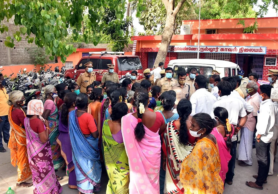 விழுப்புரம்:கோயில் திருவிழாவை முன்பே நடத்தியதால்,பட்டியல் சமூக முதியவர்களை காலில் விழவைத்த கொடூரம்!