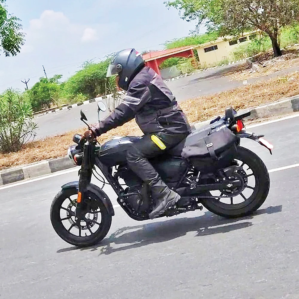SPY PHOTO ரகசிய கேமரா: புது புல்லட்… புது டூரர்…