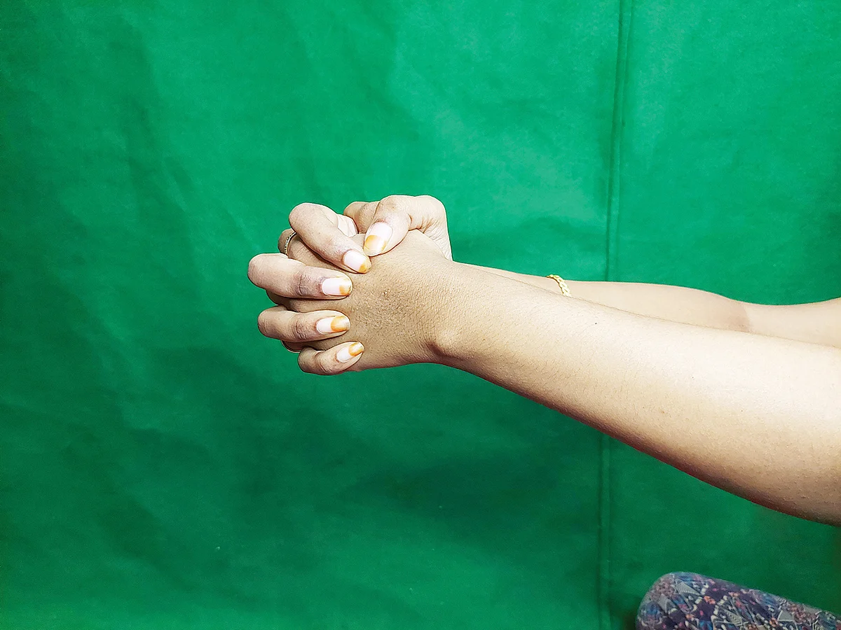 ஸ்டெப் 7: இப்போது இடது கை கட்டை விரலை மடக்கவும்.