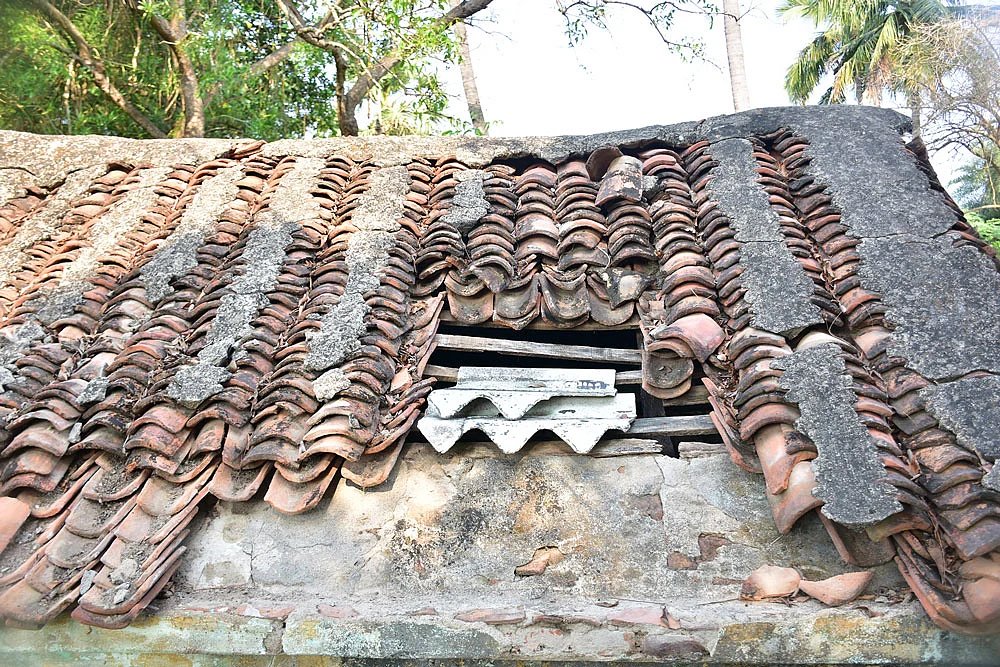சிதைக்கப்பட்ட வீடு