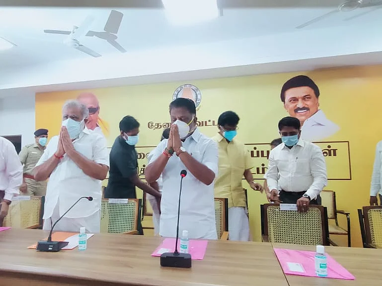 தேனி: அருகருகே ஐ.பெரியசாமி, ஓ.பி.எஸ்! - கொரோனா தடுப்பு பணி ஆலோசனைக் கூட்ட ஹைலைட்ஸ்