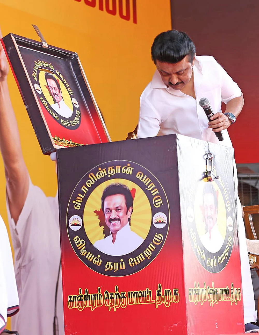 தங்கக் கிரீடம்... முள் சிம்மாசனம்!