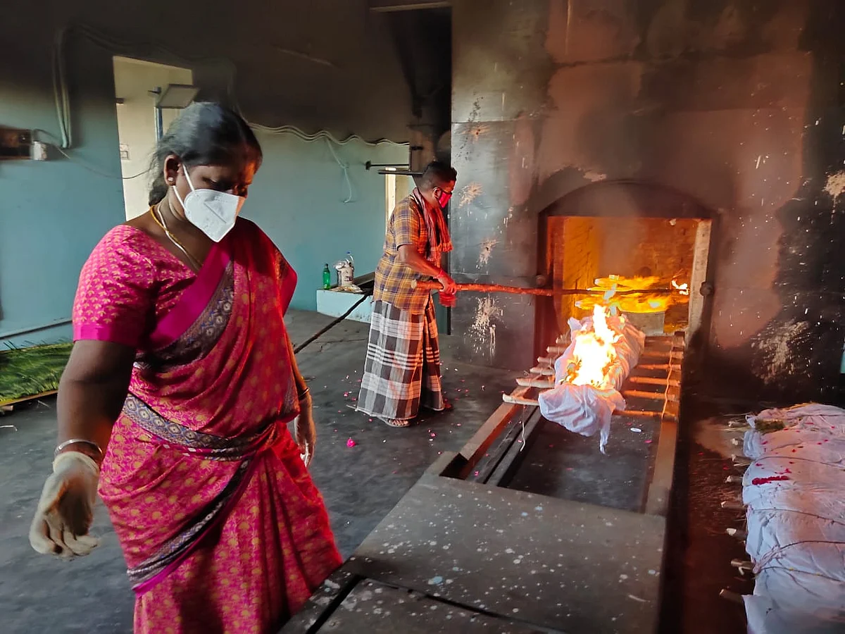 ``18 நாள்ல 140 சடலங்கள், தகனமேடை தண்டவாளமே உருகிடுச்சு!" - மின்மயான ஊழியர் கண்ணகி #SheInspires