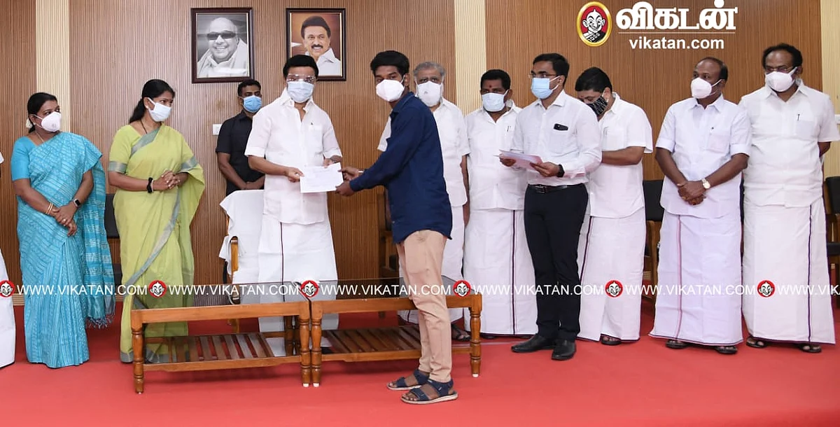பணி நியமன ஆணை வழங்கும் முதல்வர்