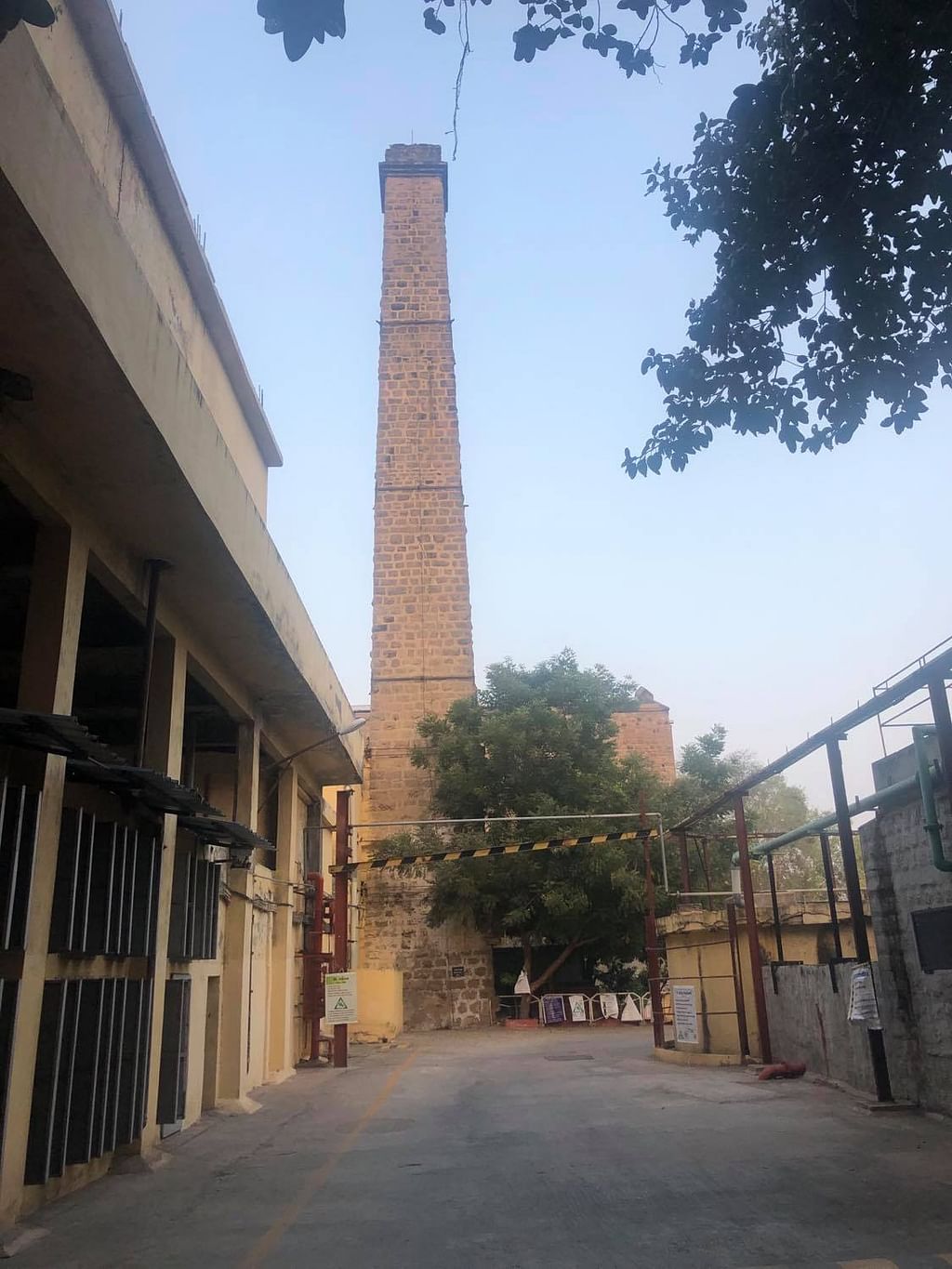 மதுரா ஆலையின் உள்ளே இருக்கும் புகை போக்கி