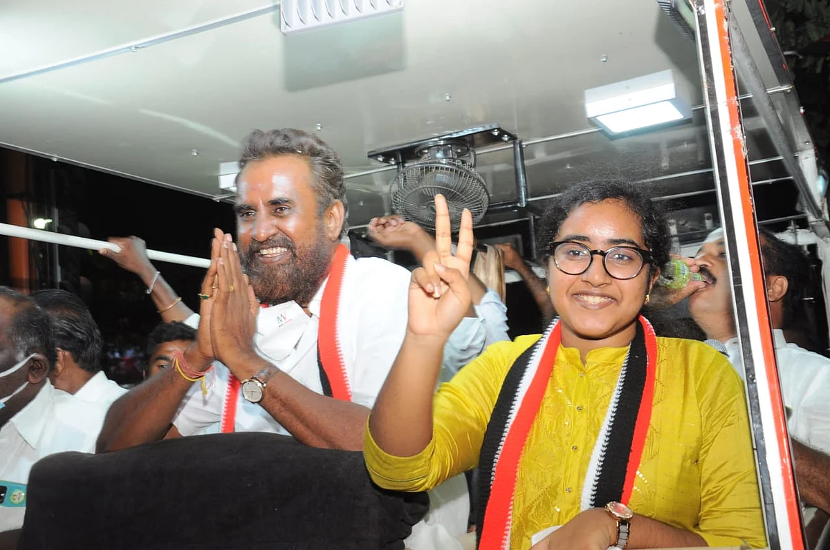 மகளுடன் வேலுமணி