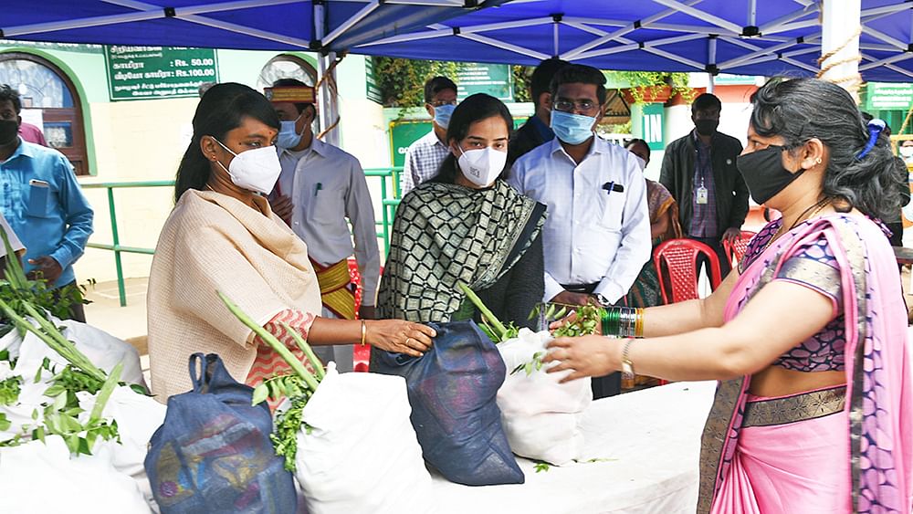 துயரப்பொழுதிலும் துளிர்க்கும் மனிதம்!