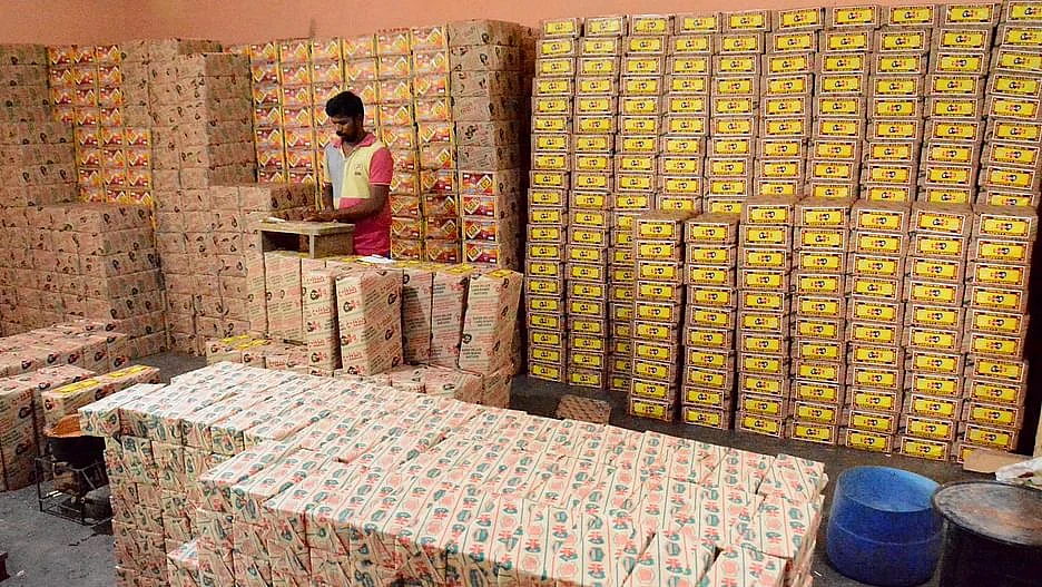 ஆலைகளின் குடோன்களின் தேங்கிய தீப்பெட்டி பண்டல்கள்