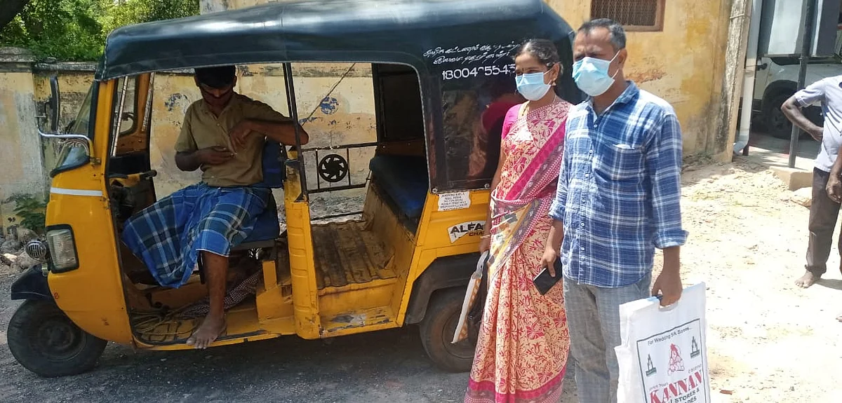 கணவருடன் கர்ப்பிணிப் பெண்
