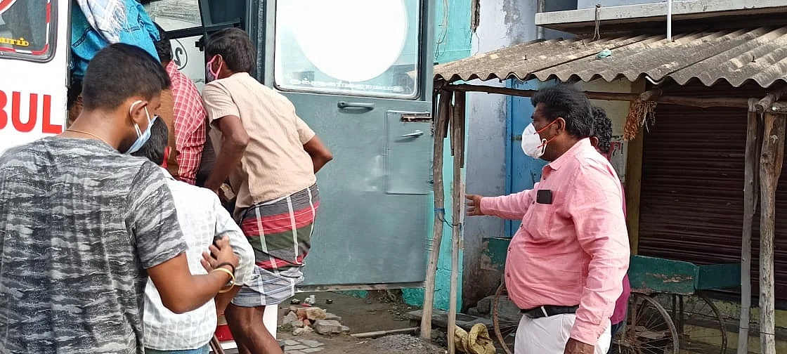 வலுக்கட்டாயமாக ஏற்றப்படும் மக்கள்