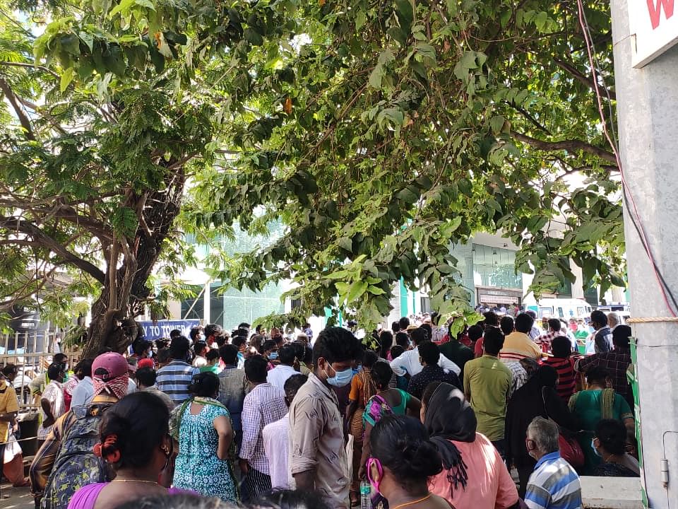 ராஜீவ்காந்தி மருத்துவமனையிலிருந்து திடீரென வெளியேற்றபட்ட உதவியாளர்கள்... என்ன நடந்தது?