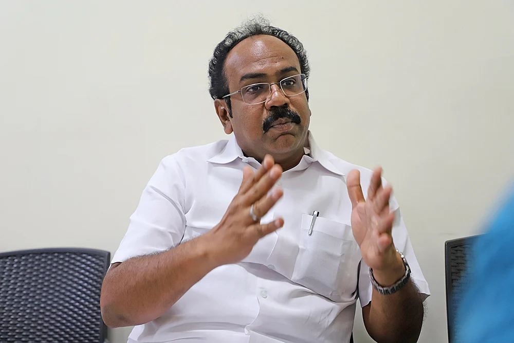 அச்சம் வேண்டாம்... எச்சரிக்கையுடன் இருப்போம்!