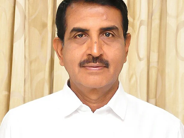 பொள்ளாச்சி: "6 மருத்துவர்கள், 24 செவிலியர்கள் சம்பளத்தை நான் கொடுக்கிறேன்"-திமுக வேட்பாளர் வரதராஜன்!