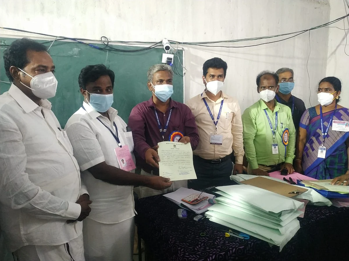 வெற்றிச் சான்றிதழ் பெறும் சின்னதுரை