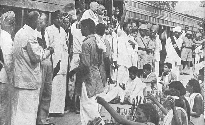 ரயில்வே நடைமேடையில் பருத்தி நூற்கும் பெண்டிர்