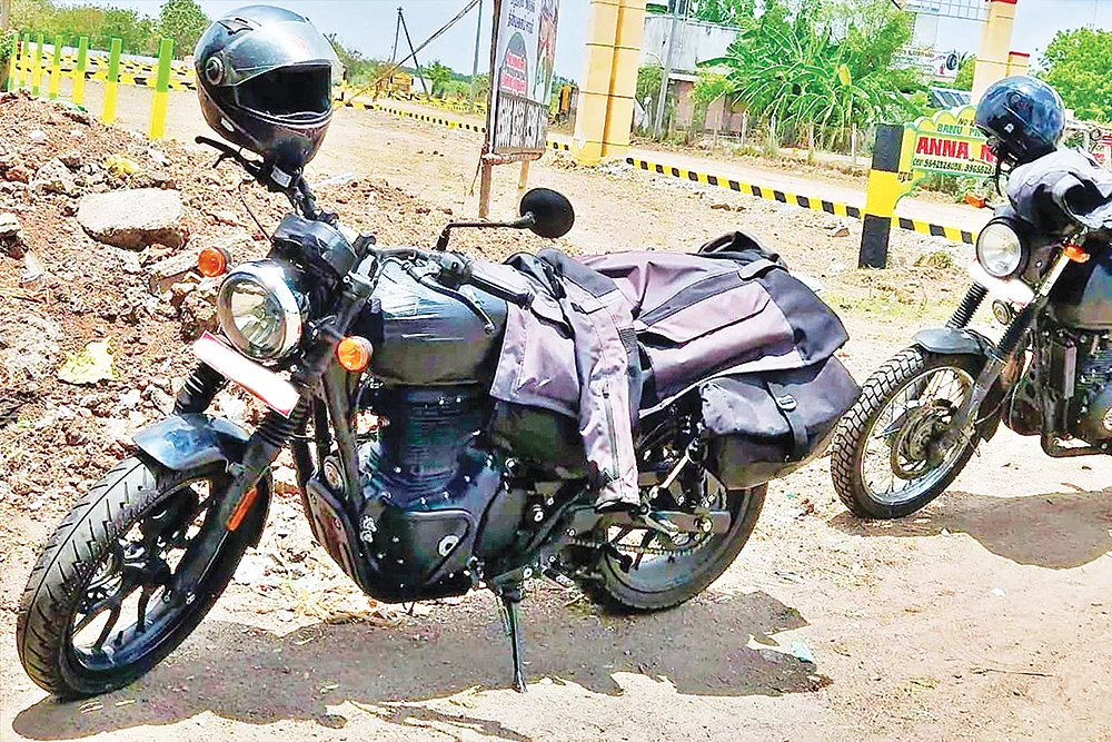 ராயல் என்ஃபீல்டு பைக்குகளை ஸ்பை ஷாட் எடுத்த மோ.வி வாசகர் அர்ஜூனுக்கு ஓர் அற்புதமான பரிசு உண்டு.