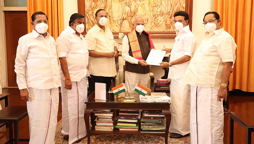 மிஸ்டர் கழுகு: அமைச்சரவை பட்டியல்... அதிருப்தியில் சீனியர்கள்!