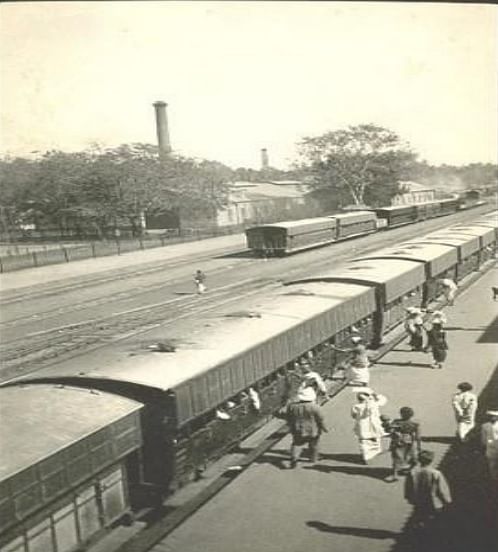 மதுரை ரயில் நிலையம்... பின்னணியில் இருப்பது மதுரா மில்ஸ்.