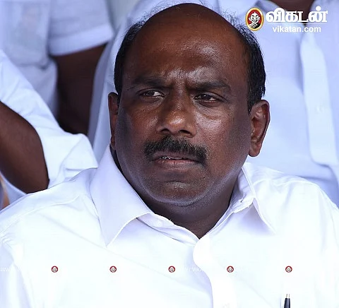 அதிமுக வேட்பாளர் மனோஜ் பாண்டியன்