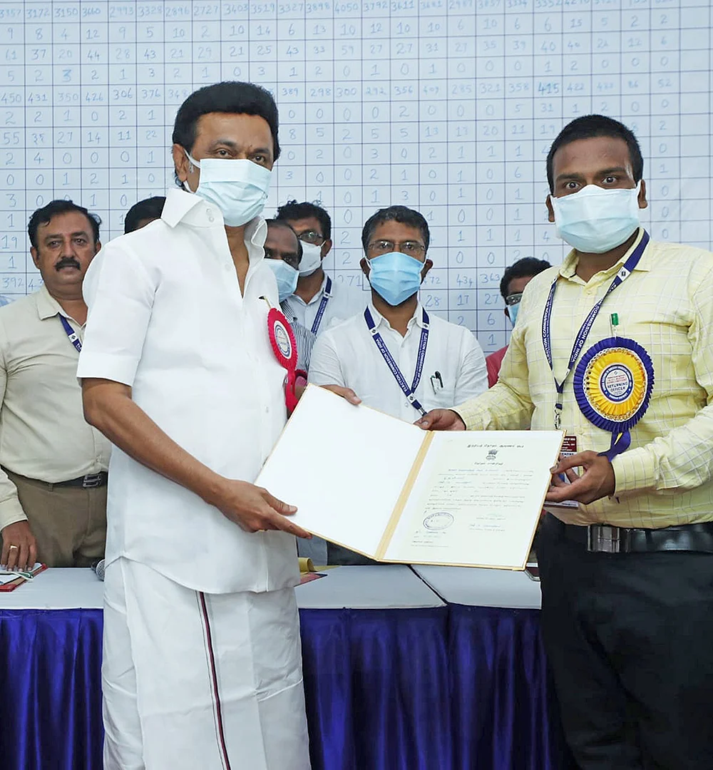 தங்கக் கிரீடம்... முள் சிம்மாசனம்!