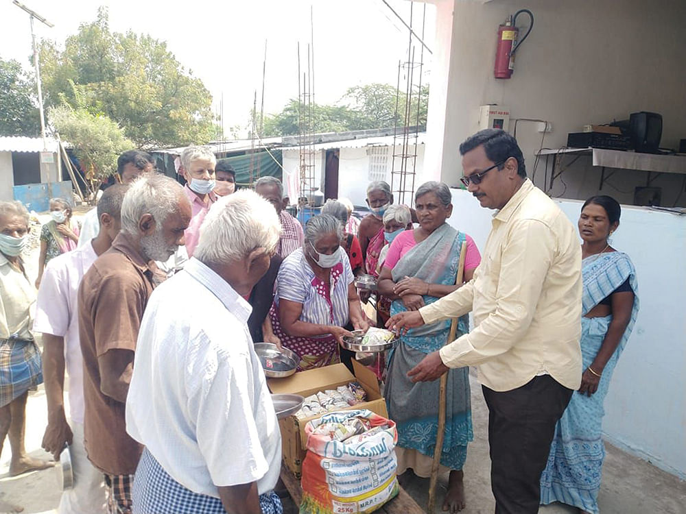துயரப்பொழுதிலும் துளிர்க்கும் மனிதம்!