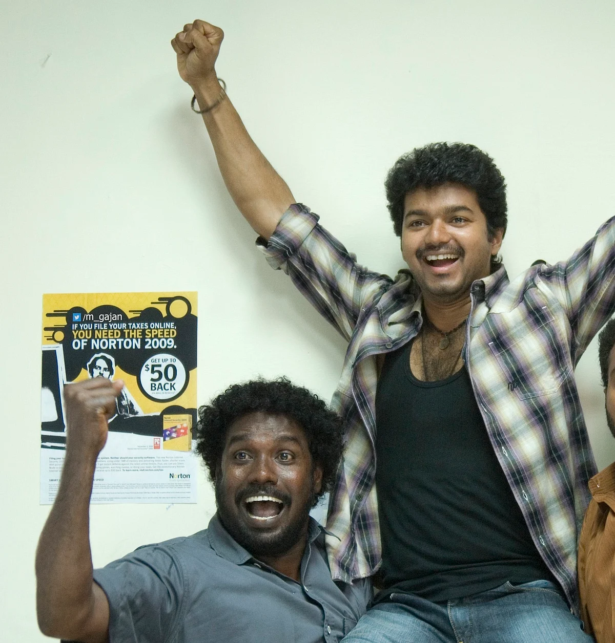 நடிகர் விஜய் உடன் வேட்டைக்காரன் படத்தில் மாறன்