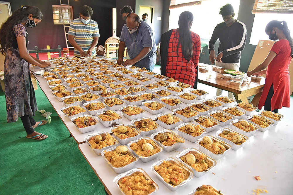 இந்தப் பொட்டலங்களுக்குள் அன்பு இருக்கிறது!