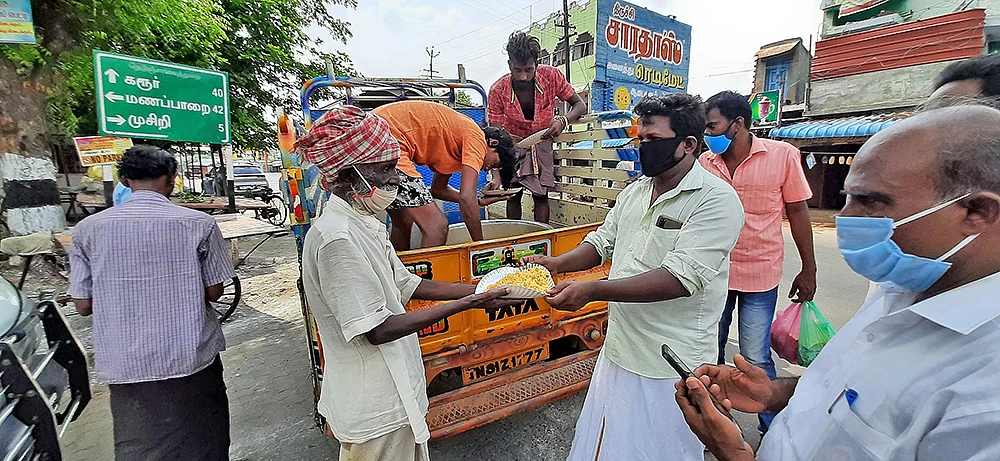 இந்தப் பொட்டலங்களுக்குள் அன்பு இருக்கிறது!