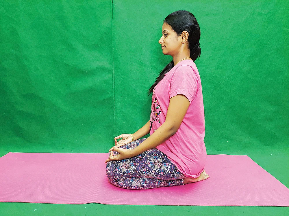ஸ்டெப் 2: நீங்கள் அமர்ந்திருக்கும்போது உங்களின் முதுகு வளையாமல் நேராக இருக்க வேண்டும்.