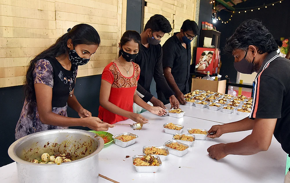 இந்தப் பொட்டலங்களுக்குள் அன்பு இருக்கிறது!