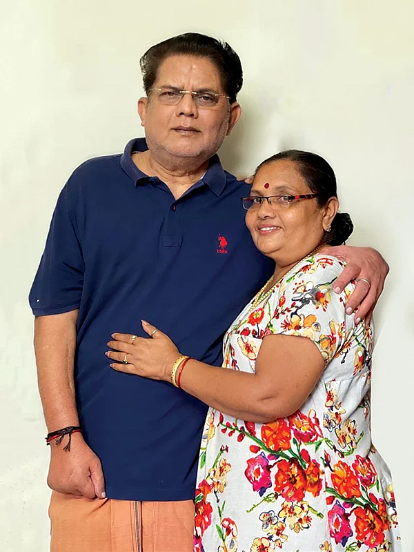 வீல்சேரில் முடங்கிய நகைச்சுவை நாயகன்... மீட்கப் போராடும் மனைவி!