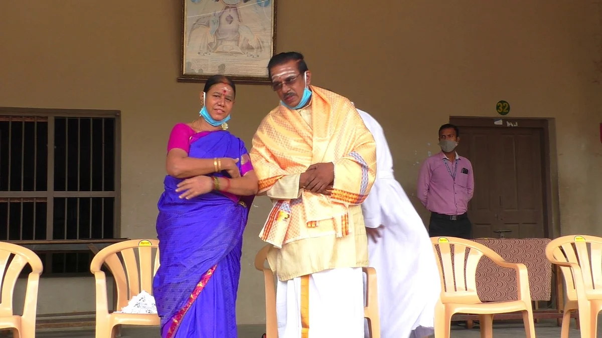 மனைவி கலாவுடன், ஹரிஹரன்