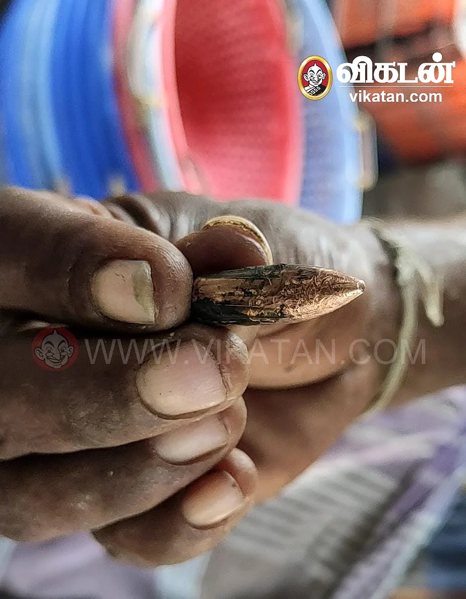படகில் பாய்ந்த துப்பாக்கிக் குண்டு