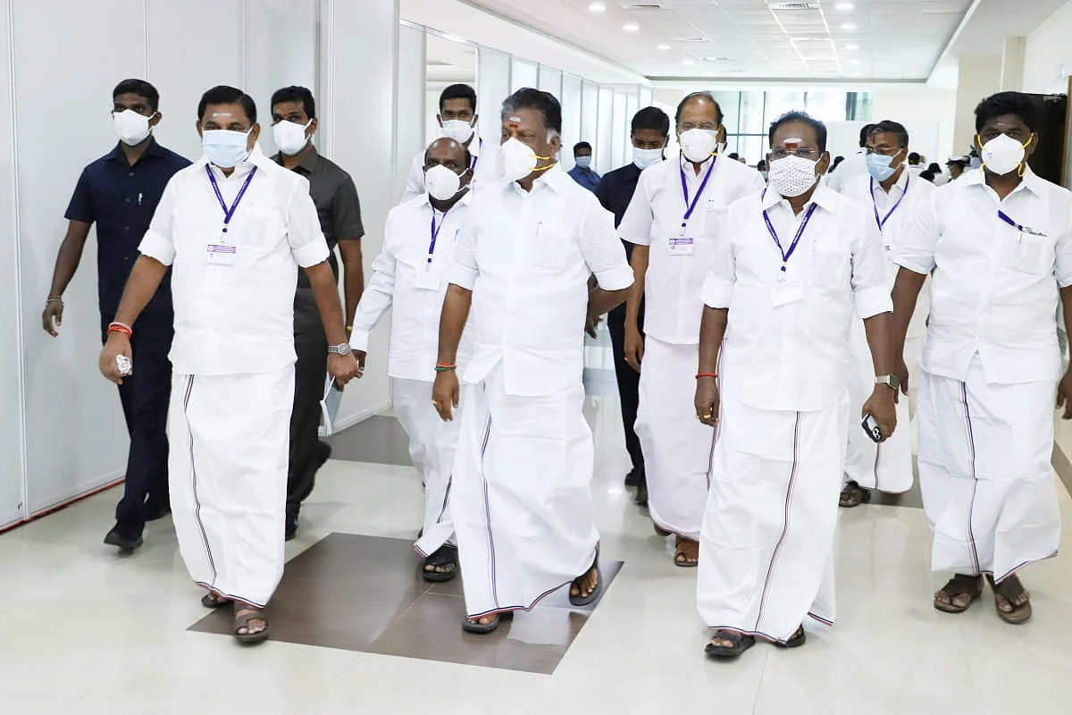 சட்டசபையில் எடப்பாடி பழனிசாமி, ஓ.பன்னீர்செல்வம்
